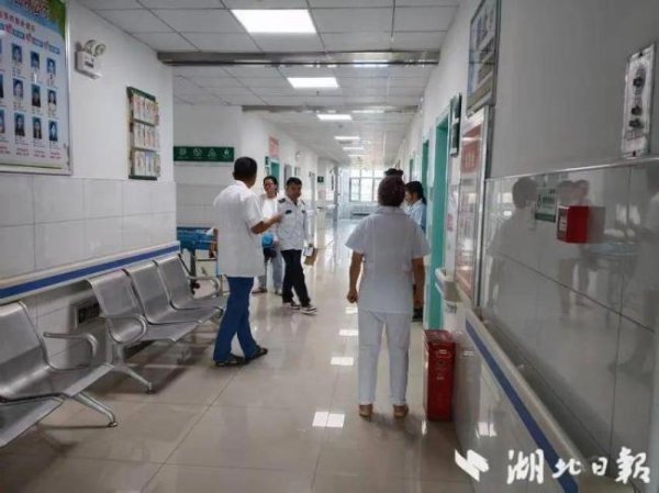 中期国际 女子误把怀孕当腹胀就诊时突然临盆 多科室协作保平安