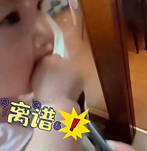 富农优配资源 爸爸拿西瓜给妈妈吃 结果被孩子瞬间“截胡”